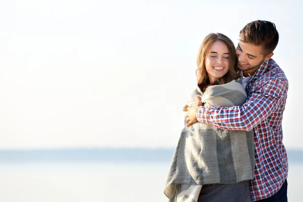 Pareja joven en la orilla del río —  Fotos de Stock