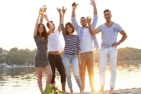 Jolies jeunes avec de la bière — Photo