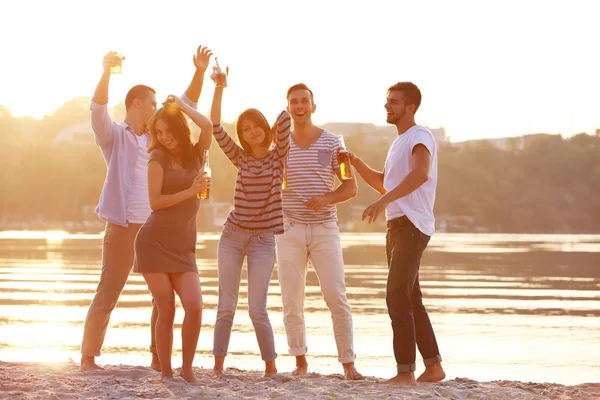 Pretty Young people with beer — Stock Photo, Image