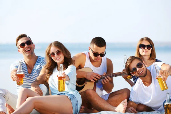 Young people with guitar singing songs — Stock Photo, Image