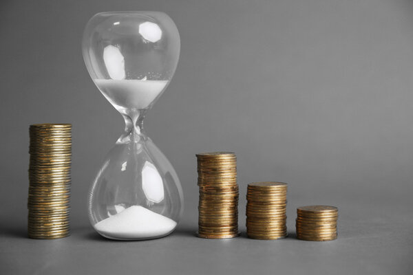 старинные часы с монетами
  