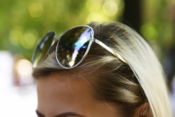 Gafas de moda en la cabeza de la mujer —  Fotos de Stock