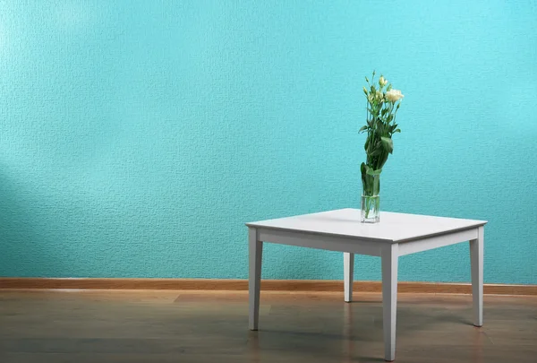 Pequeña mesa con flores — Foto de Stock