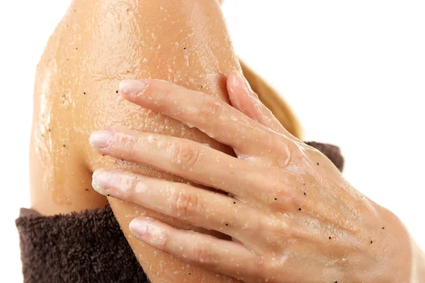 Mujer usando exfoliante corporal — Foto de Stock