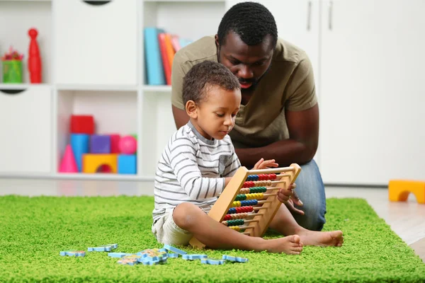 Vader en zoon betalen — Stockfoto