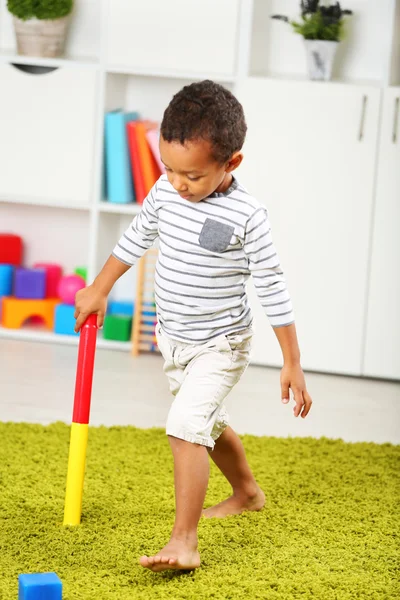 Kleine jongen spelen met speelgoed — Stockfoto