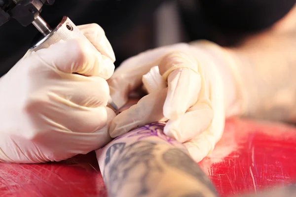 Artista de tatuagem profissional — Fotografia de Stock