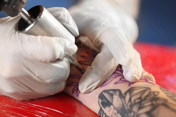 Професійні Татуювання художник — стокове фото