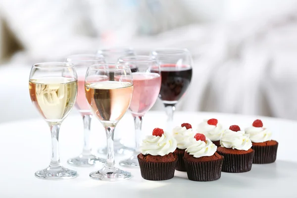 Tasting of wine and chocolate cupcakes — Stock Photo, Image