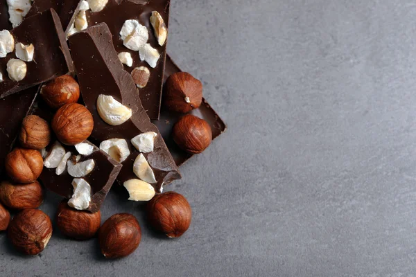 Pedaços de chocolate preto e nozes — Fotografia de Stock