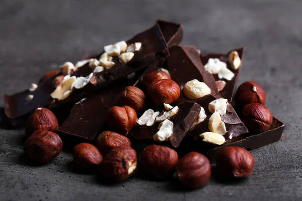 Piezas de chocolate negro y nueces —  Fotos de Stock