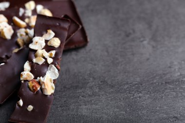 Siyah çikolata parçaları ve fındık