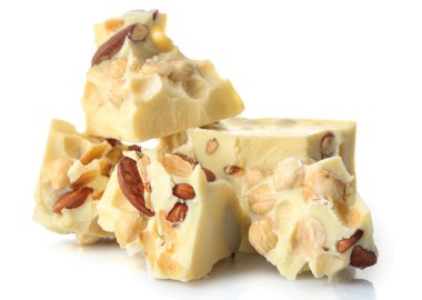 beyaz çikolata parçaları ile fındık