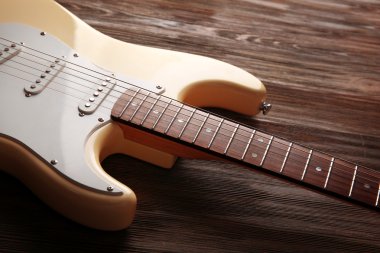 Tahta arka planda elektro gitar