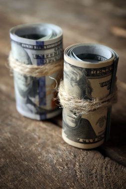 Dolar ahşap arka plan üzerinde rulo