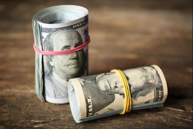 Dolar ahşap arka plan üzerinde rulo