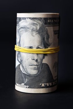Dolar siyah arka plan üzerine rulo