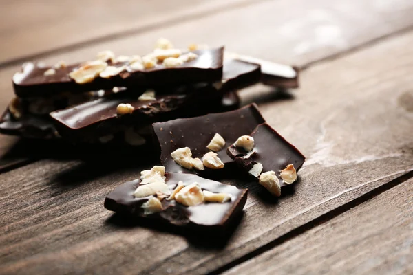 Trozos de chocolate con frutos secos —  Fotos de Stock