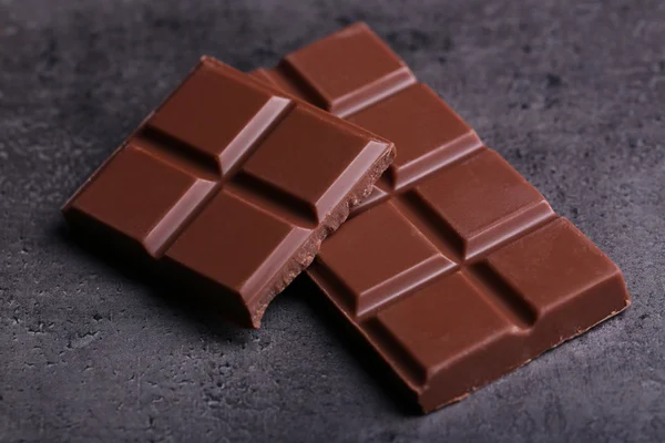 Piezas de chocolate con leche —  Fotos de Stock