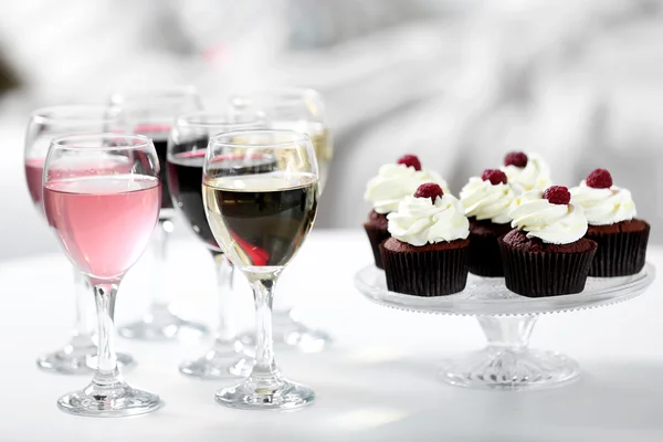 Verkostung von Wein und Schokolade Cupcakes — Stockfoto