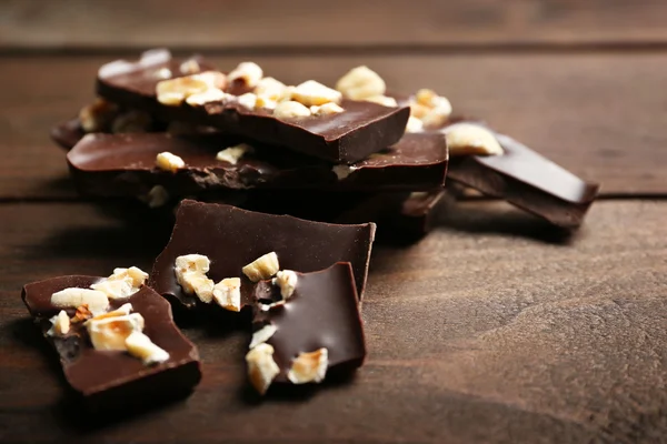 Pezzi di cioccolato con noci — Foto Stock