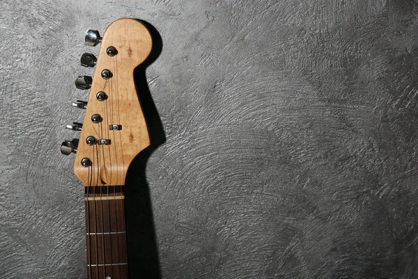 Tastiera della chitarra su sfondo grigio — Foto Stock