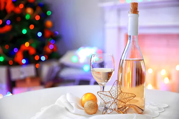 Flaska och glas vin med jul inredning — Stockfoto
