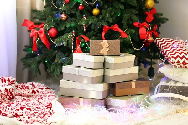 Árvore de Natal perfeita com presentes — Fotografia de Stock