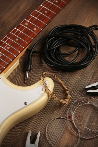 Chitarra elettrica con attrezzatura musicale — Foto Stock