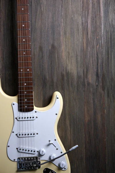 Elektrická kytara na dřevěném pozadí — Stock fotografie