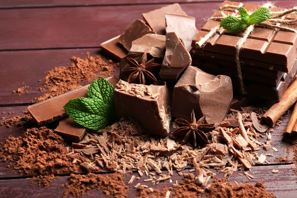 Čokoládové figurky, kávové zrna a kakaový prášek — Stock fotografie