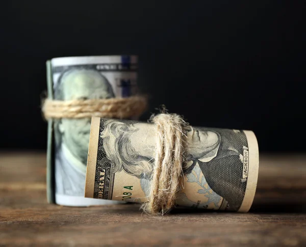 Dollar rollen auf Holztisch — Stockfoto