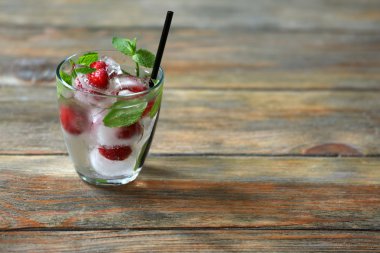 Cam soğuk yaz içeceği çilek ile yenileme