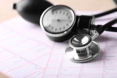 Tansiyon ölçer, tablet ve stetoskop