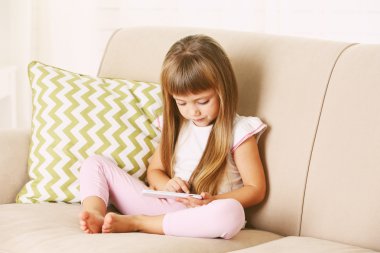 akıllı telefon kanepede oturan kızla