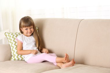 akıllı telefon kanepede oturan kızla