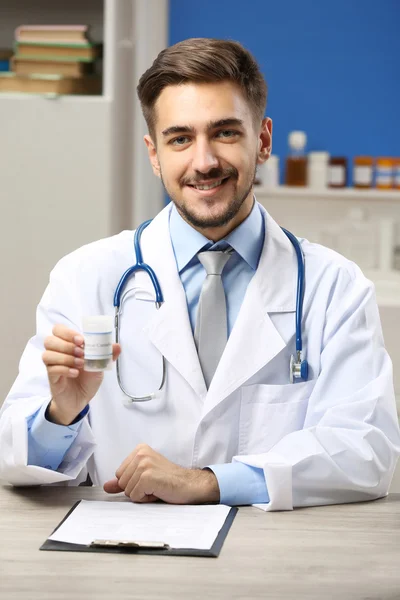 Médico segurando garrafa com cannabis medicinal de perto — Fotografia de Stock