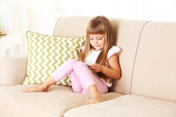 Meisje met slimme telefoon zittend op de Bank — Stockfoto