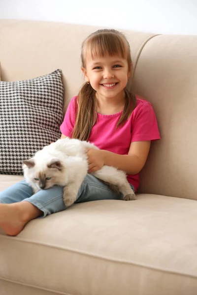 Meisje met kitten op Bank — Stockfoto