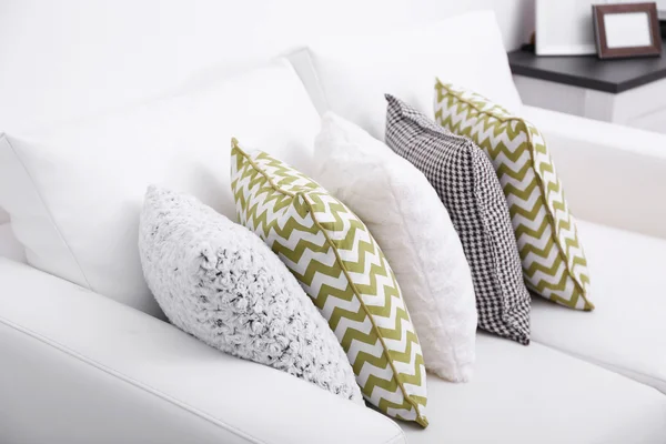 Диван с красочными подушками — стоковое фото