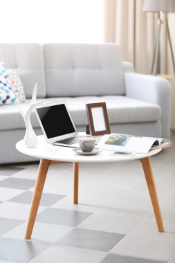 dizüstü bilgisayar ile evde çalışma alanı