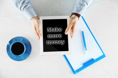 Dijital tablet ile çalışan adam