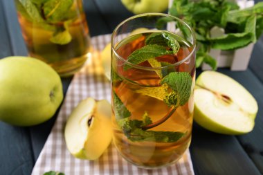 Bardak elma suyu meyve ve tablo taze nane ile yakın çekim