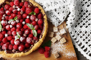 Ahşap arka plan üzerinde taze ahududu ile tart