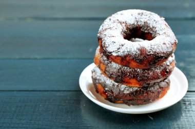 Ahşap zemin üzerine çikolata sosu ile lezzetli halka