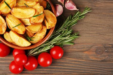 Fırında patates dilimleri üzerinde ahşap masa, üstten görünüm