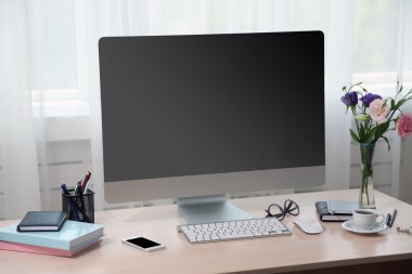 modern bilgisayar ile ofis işyeri