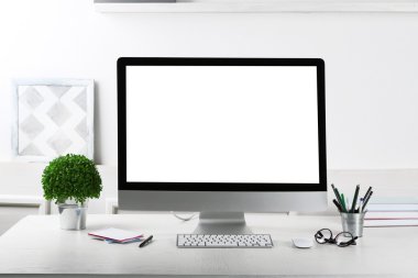 modern bilgisayar ile ofis işyeri