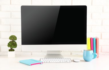 modern bilgisayar ile ofis işyeri