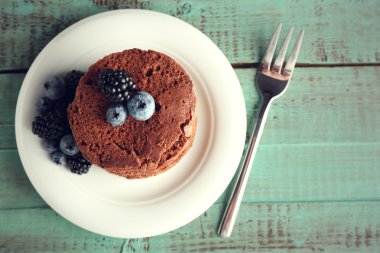 Ahşap masa üzerinde meyveleri ile pasta